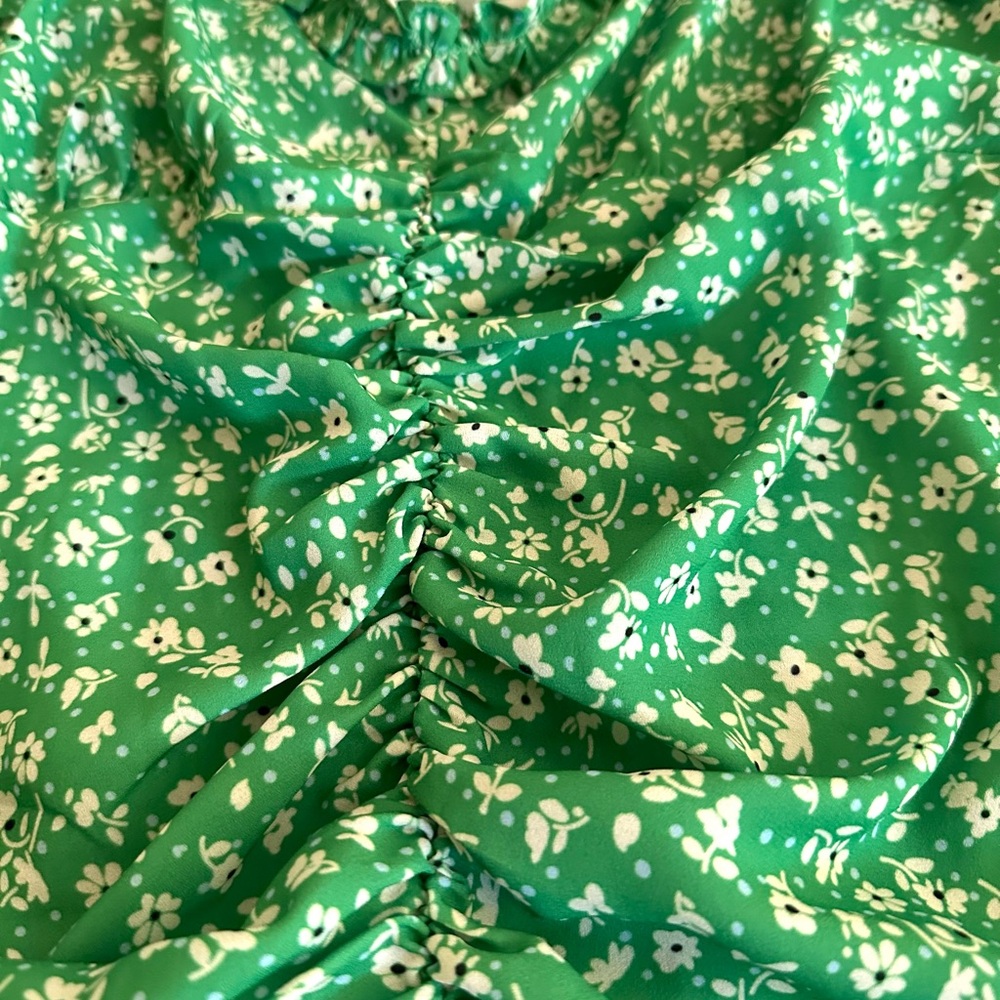 Lush Women’s Ruched Floral Green Top - Picture 4 of 8